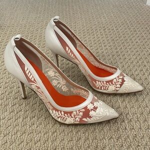 D. Lacquaniti Size 39.5 Pumps Made in Italy Ivory/White Lace High Heels